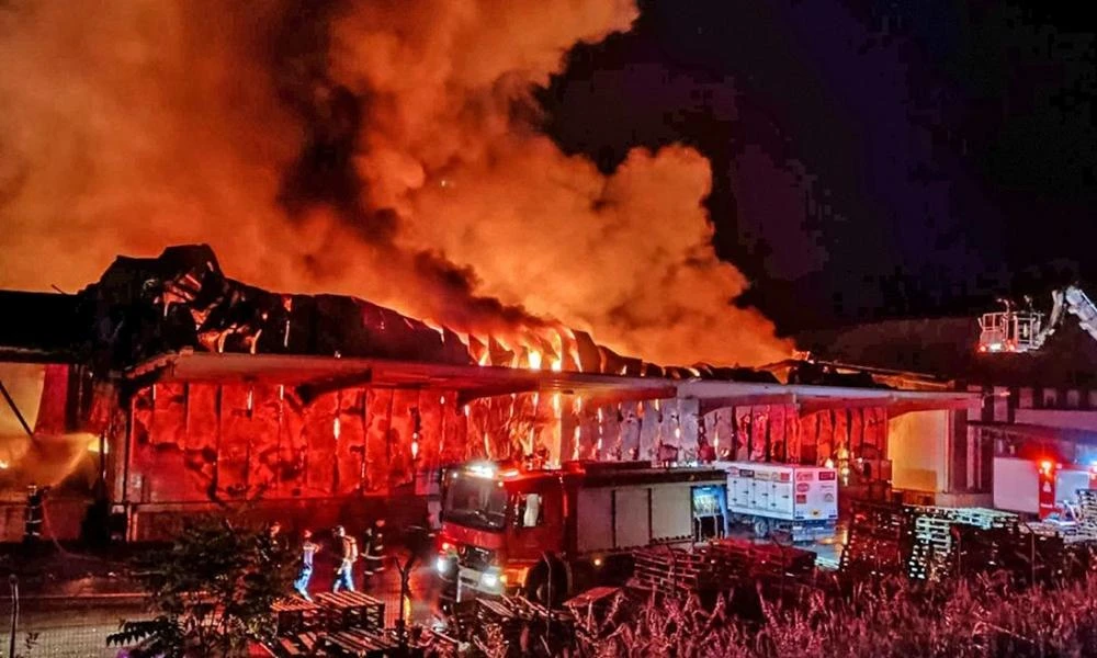 Το εργοστάσιο Γιαννίτση στην Λαμία ζητούσε δύο μέρες πριν τη φωτιά αύξηση αποζημίωσης σε «περίπτωση πυρκαγιάς»